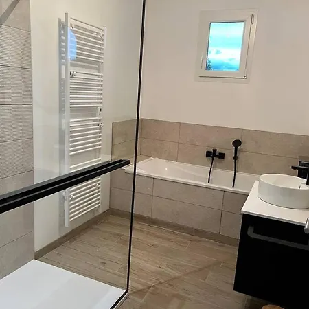 Maison Plain-pied 4 Sur A 700 M Holiday home *