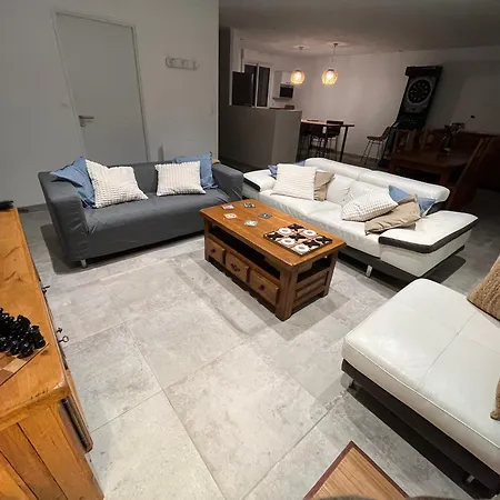 Maison Plain-pied 4 Sur A 700 M Holiday home *
