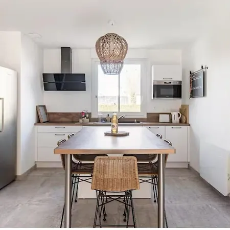 Maison Plain-pied 4 Sur A 700 M Holiday home *