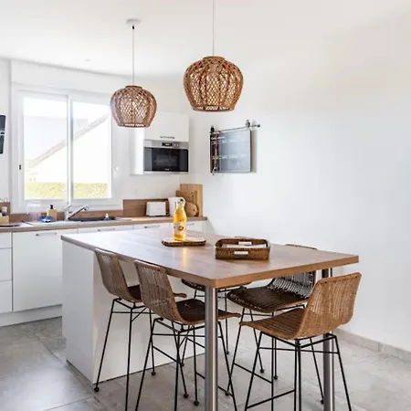 Maison Plain-pied 4 Sur A 700 M Holiday home *